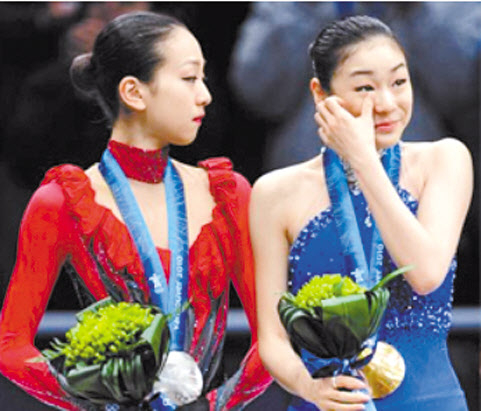2010 밴쿠버 동계올림픽에서 금메달을 목에 건 김연아(오른쪽)와 이를 바라보는 아사다 마오. 연합뉴스