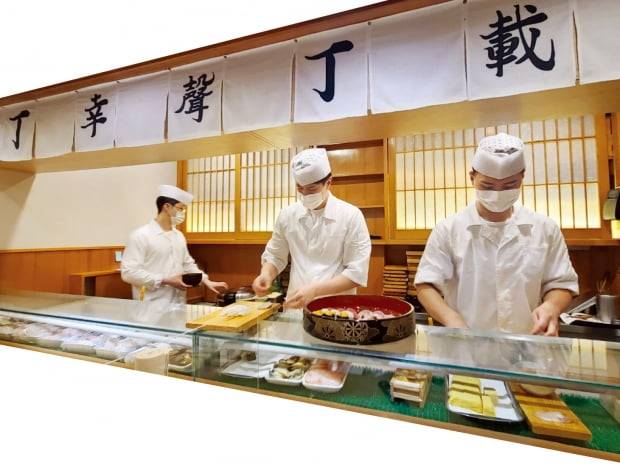 서울 논현동 스시집 ‘김수사’에는 점심 저녁으로 스시 오마카세를 찾는 발길이 이어진다.