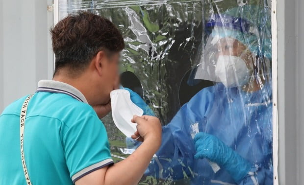 2일 대전시청 남문광장에 설치된 선별진료소에서 한 시민이 코로나19 검사를 받고 있다. /사진=뉴스1