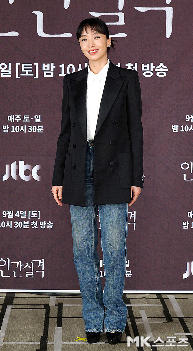 JTBC tenth anniversary special project No Longer Human production presentation was held online on the afternoon of the 2nd.Actor Jeon Do-yeon has photo time