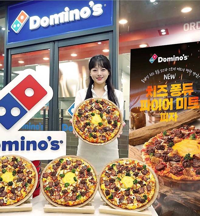 도미노피자가 2015년 밀리언셀러 ‘씨푸드 퐁듀 피자’를 더욱 업그레이드한 가을 신제품 ‘치즈 퐁듀 파이어 미트 피자’를 오는 3일, 출시한다고 밝혔다.