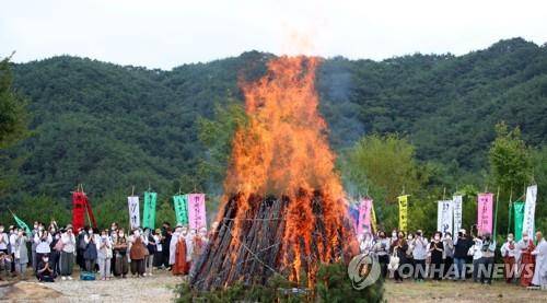 고우 스님 다비식  (문경=연합뉴스) 김현태 기자 = 지난달 29일 입적한 고우(古愚) 스님 다비식이 2일 경북 문경시 봉암사에서 엄수되고 있다. 한국 불교 대표적인 선승으로 꼽히는 고우 스님은 법랍 60년, 세수 85세다. 2021.9.2 mtkht@yna.co.kr