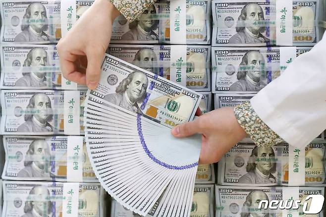 서울 중구 하나은행 위변조대응센터에서 직원이 달러를 정리하고 있다. 2021.7.5/뉴스1 © News1 민경석 기자