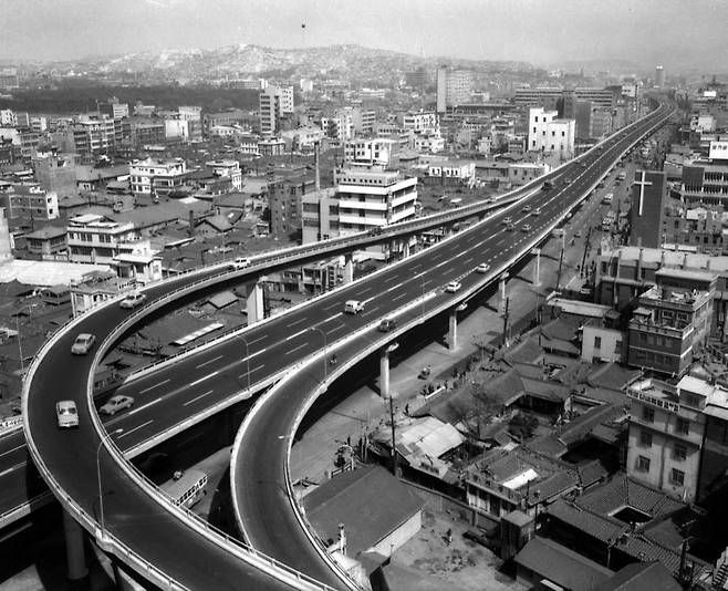 1969년 3월 22일 개통한 삼일고가도로. /서울사진아카이브