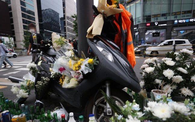 선릉역 인근에 마련된 배달 라이더 사망사고 추모 ⓒ연합뉴스