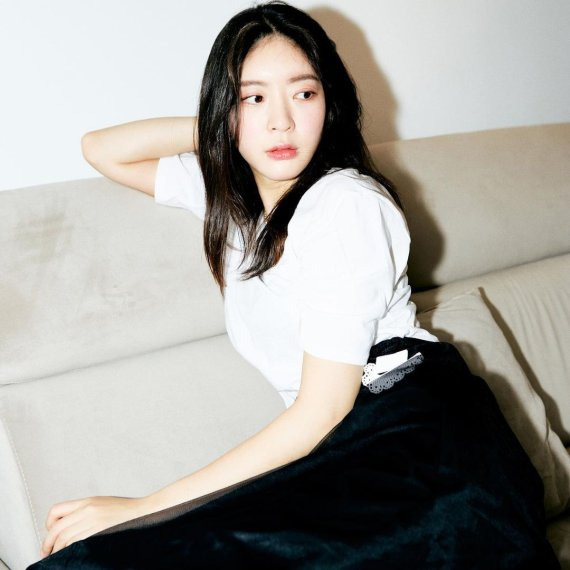 Ah Young posted several photos on his Instagram on the 3rd with the comment Onnirang.Ah Young, who was released on the day, was sitting on Sofa and taking a fascination posture.Black & white match, Simple and sweet, while at the same time, she showed off her unbalanced yet alluring femininity with a feminine pleat skirt and casual sneaker look.Especially, chic expression and fascination pose caught the attention of the person who reminds me of everyday pictures.The netizens who watched this showed various reactions such as Goddess Kangrim!, It is just a picture even if I take a picture and Pose is so beautiful.In addition, last month Instagram and YouTube LIVE announced steady communication with fans, revealing a unique fan love.On the other hand, Actor Ah Young has appeared as a coach for youth national team in the drama SBS Rocket Boys recently, and is currently preparing for his next film.