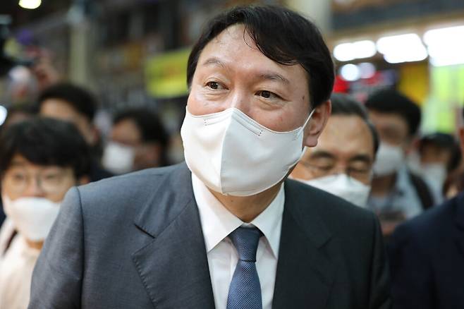 국민의힘 대선주자인 윤석열 전 검찰총장이 지난달 31일 청주시 육거리시장에서 상인들과 인사하고 있다. 연합뉴스