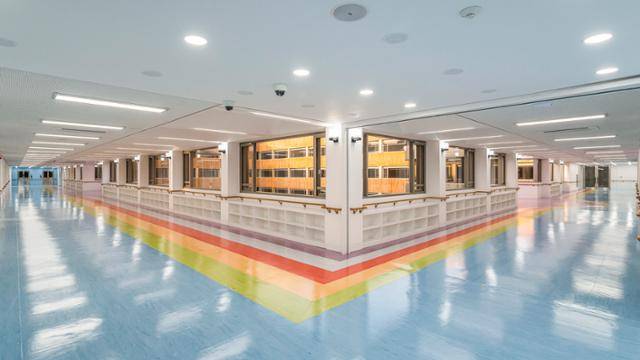 일반 학교에 비해 2배 넓은 복도. 알록달록한 색깔로 시각적 자극을 꾀했다. 이택수 사진작가 제공