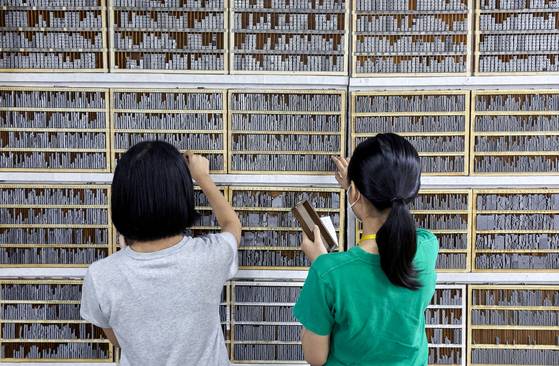 소중 학생기자단이 원하는 문구를 적은 종이와 문선 상자를 들고 문선대에서 활자를 찾고 있다. 골라낸 활자는 문선 상자 안에 오른쪽에서 왼쪽으로 가지런히 정렬한다.