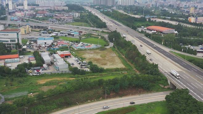구미시 A시의원은 주민숙원사업 예산으로 본인 지지자 땅에 하천 정비를 해주려 한 혐의로 경찰 수사를 받고 있다.