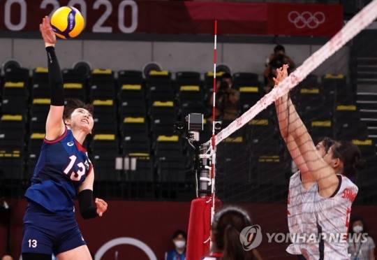 2020도쿄올림픽 여자배구 한일전에서 박정아가 공격을 하고 있다. 한국은 일본전에서 5세트 12-14로 뒤지다 전세를 뒤집어 매치포인트를 잡아 극적인 세트스코어 3-2 승리를 거두었다. [도쿄=연합뉴스 자료사진]