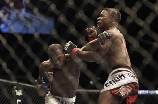 2014년 열린 UFC177에서 데렉 브런슨이 로렌즈 라킨과 경기하고 있다/©뉴스1=로이터