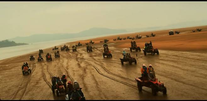 한국관광공사가 ‘Feel the Rhythm of Korea’ 시즌2 영상을 준비할때 한국의 갯벌은 유네스코 세계자연유산으로 등재됐다. 힙합과 함께, 서산 갯벌경운기 군단이 건강한 수산식재료가 가득한 일터를 향해 질주하고 있다.