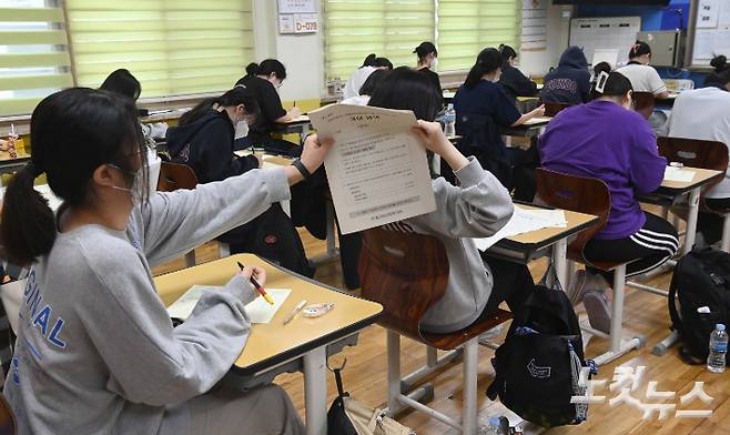 사회적 거리두기가 3단계로 조정됨에 따라 부산지역 유치원과 학교에서도 전면 등교 수업이 가능해진다. 박종민 기자