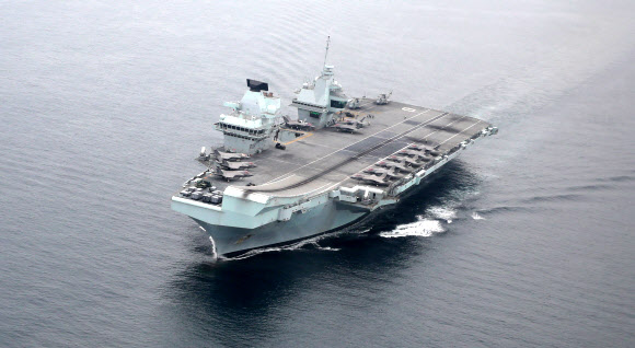 지난달 31일 한국과 영국 해군의 연합훈련 중 영국의 6만 5000t급 최신예 항공모함인 퀸 엘리자베스함이 동해 남부 해상에서 항해 체류를 하고 있다.사진공동취재단
