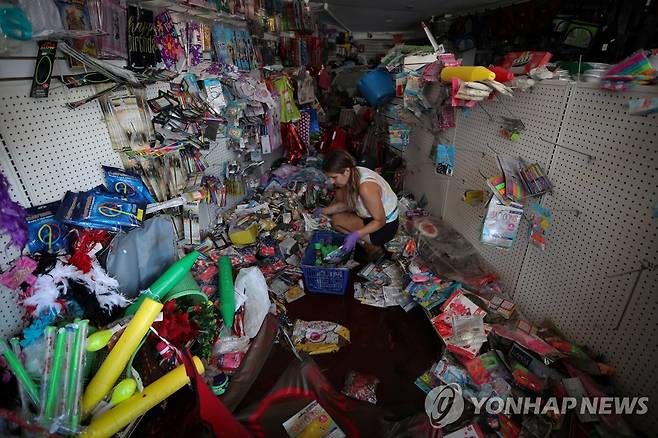 뉴욕에서 홍수로 엉망진창이 된 가게를 정리하는 종업원 [로이터=연합뉴스]