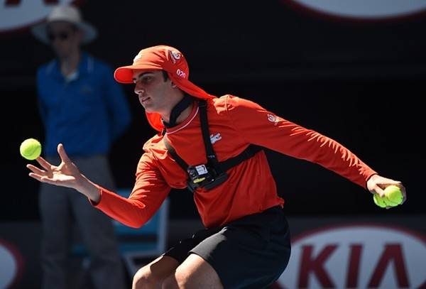 사진= 코트 밖으로 날아가는 테니스 공을 잡는 볼보이, 94.1 KRNA