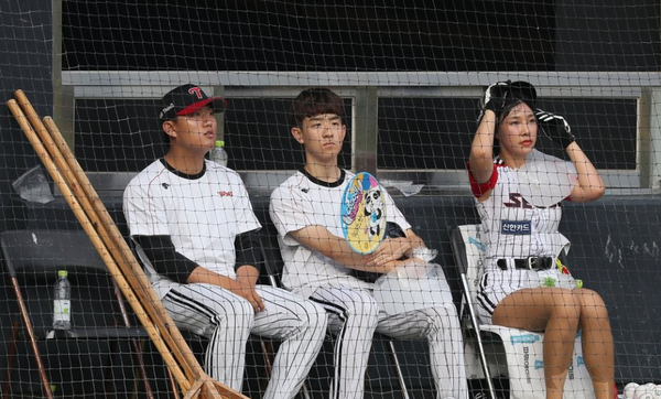 사진= 지난 2018년 7월, 두산과 LG의 경기 중 대기하는 볼보이와 볼걸, 연합뉴스