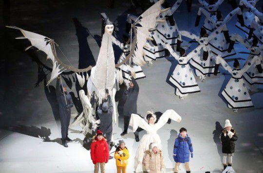 송승환이 총지휘한 2018 평창동계올림픽 개회식의 한 장면. 그는 2020 도쿄올림픽의 무대가 여러모로 아쉬웠다고 평가했다.