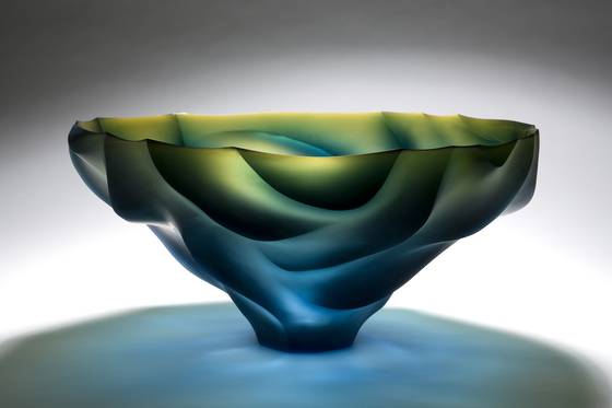 작품명 ‘정령의 풍경’. 위로 갈수록 두께가 얇아지면서 진청색에서 연둣빛을 띤다. [사진 한국공예디자인문화진흥원]