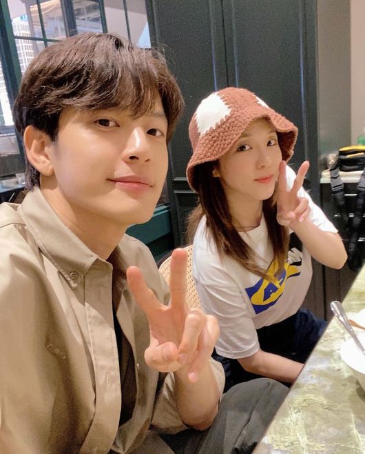Singer Seven flaunted Sandara Park and unwavering FriendshipOn the afternoon of the 4th, Seven posted a selfie with Sandara Park on his personal SNS, saying, # I have been in a long time # always # Bendara # New Start.In the photo, Seven and Sandara Park are posing equally for the camera at a restaurant.The two boasted a brilliant visual without having to make up, creating a warm atmosphere.Especially, the fans who watched this are envious of the chemistry of Seven and Sandara Park, leaving comments such as I think you are like a brother and sister, Fighting, I like to see, I am always pretty, I am cute and I support two friends.On the other hand, Seven recently appeared on MBC Point of omniscient Interference and collected topics.Seven SNS