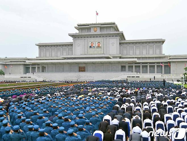 (평양 노동신문=뉴스1) = 금수산태양궁전을 참배하는 북한 청년들의 모습. [국내에서만 사용가능. 재배포 금지. DB 금지. For Use Only in the Republic of Korea. Redistribution Prohibited] rodongphoto@news1.kr