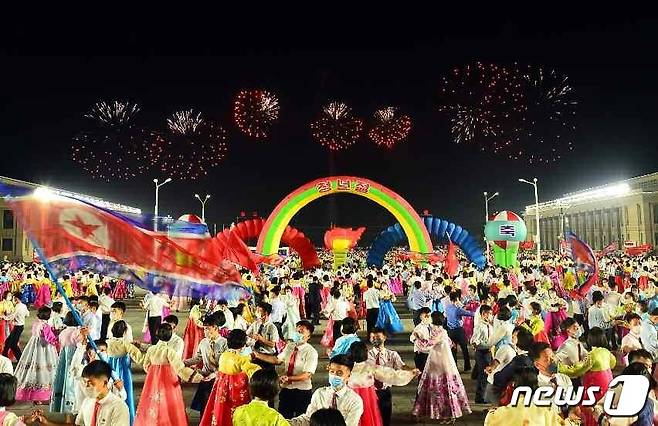 (평양 노동신문=뉴스1) = 북한에서 청년절을 맞아 김일성광장에서 진행된 야회.  [국내에서만 사용가능. 재배포 금지. DB 금지. For Use Only in the Republic of Korea. Redistribution Prohibited] rodongphoto@news1.kr