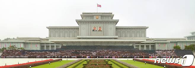 (평양 노동신문=뉴스1) = 북한 김정은 노동당 총비서와 함께 찍은 단체 기념사진. [국내에서만 사용가능. 재배포 금지. DB 금지. For Use Only in the Republic of Korea. Redistribution Prohibited] rodongphoto@news1.kr