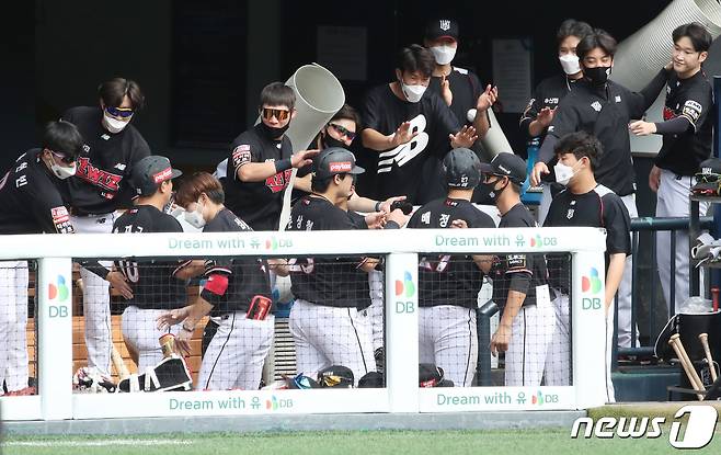 5일 오후 서울 송파구 잠실야구장에서 열린 '2021 신한은행 SOL KBO리그' KT 위즈와 LG 트윈스의 경기 3회초 1사 만루 상황 KT 박경수가 3타점 2루타때 득점에 성공한 문상철, 황재균이 더그아웃에서 동료들과 하이파이브를 나누고 있다. 2021.9.5/뉴스1 © News1 임세영 기자