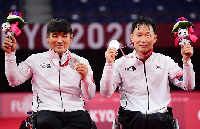 김정준(왼쪽)과 이동섭이 5일 일본 도쿄 요요기국제경기장에서 열린 도쿄 패럴림픽 배드민턴 남자복식(WH) 시상식에서 은메달을 들고 웃는 모습./사진공동취재단