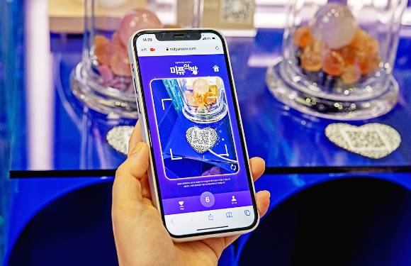 SK텔레콤은 T우주 접근성을 높이기 위해 홍대 T팩토리에 체험존을 마련했다. [사진=SKT 뉴스룸]