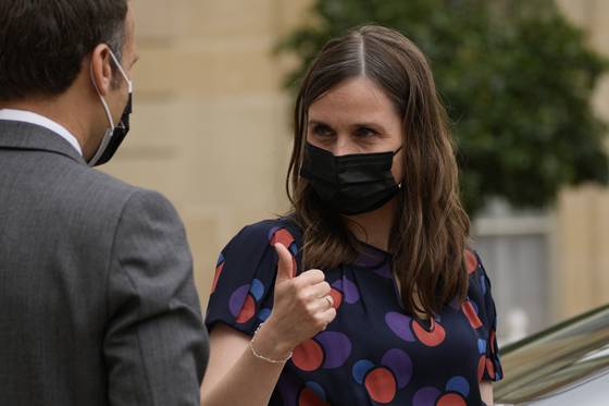 아이슬란드의 카트린 야콥스도티르 총리가 지난 7월 1일(현지시간) 프랑스 파리에서 에마뉘엘 마크롱 대통령을 만나 엄지를 들어보이고 있다. 아이슬란드는 세계경제포럼(WEF)의 성격차지수(GGI) 지표에서 지난 50년 간 여성 통치자의 재임기간이 가장 길었던 나라로 꼽힌다. [AP=연합뉴스]