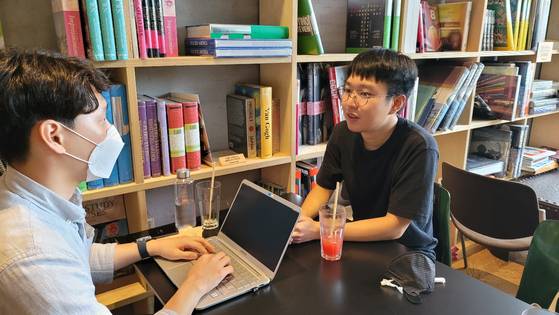 지난달 30일 서울 종로구의 한 카페에서 만난 미네르바스쿨의 한국인 재학생 임하영(23)씨. 유치원 이후로는 성인이 되기까지 학교에 다니지 않고 홈스쿨을 한 그는 지난해 미네르바스쿨에 입학해 처음으로 학교 생활을 시작했다고 한다. 여성국 기자