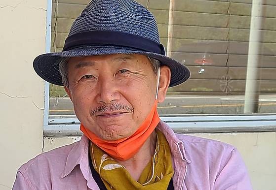 박남준 시인. 1957년생이니 우리 나이로 올해 예순다섯 살이다. 여전히 아이처럼 웃는다. 그가 올해 펴낸 시집 제목이 『어린 왕자로부터 새드 무비』 다. 이 시집으로 시인은 조태일문학상과 임화문학상 수상자로 잇따라 선정됐다.