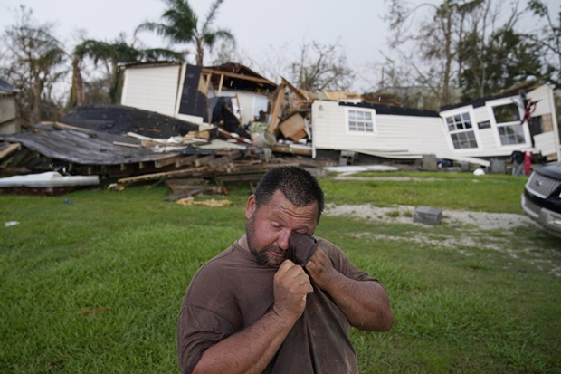 허리케인 ‘아이다’가 몰고 온 홍수로 집을 잃은 루이지애나주 둘락 지역의 한 남성이 4일 흐르는 땀을 닦고 있다./AP 연합뉴스