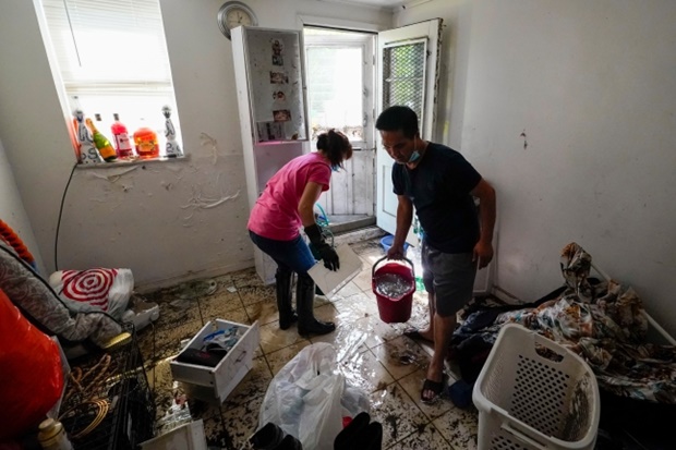 2일 뉴욕 퀸즈에 내린 폭우로 침수된 지하 아파트에서 주민들이 물을 퍼내고 있다./AP 연합뉴스