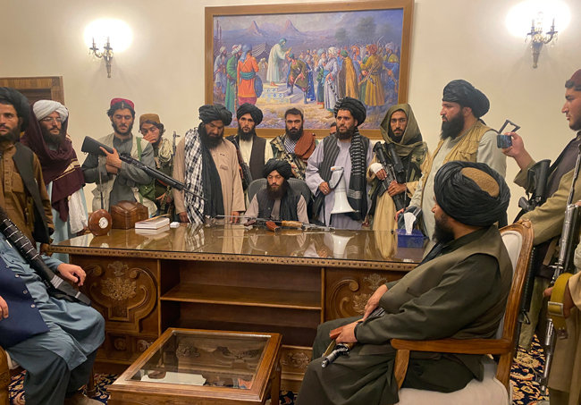 아프가니스탄 무장단체 탈레반의 지도부들이 8월 15일(현지 시간) 수도 카불의 대통령궁에 모여 있다. [AP 뉴시스]