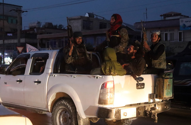 소총으로 무장한 탈레반 군인들이 8월 28일(현지 시간) 아프가니스탄 수도 카불에서 픽업트럭을 타고 시내를 순찰하고 있다. [AP 뉴시스]