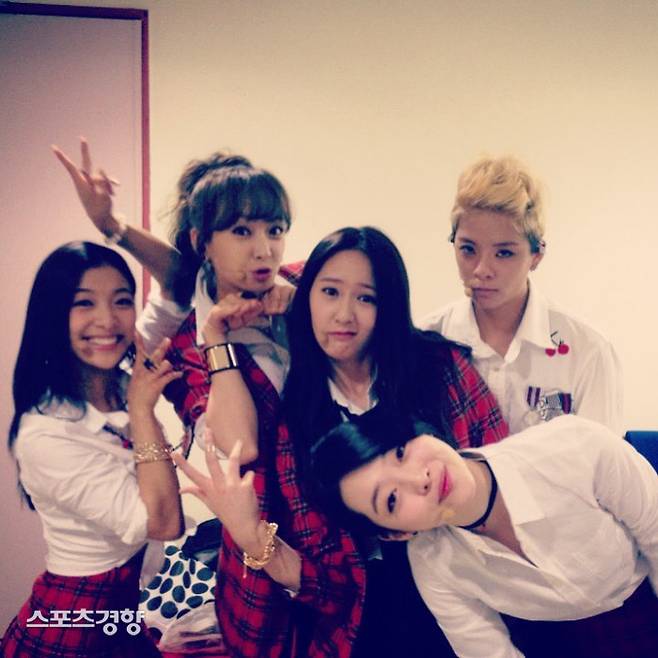 에프엑스 출신 엠버가 데뷔 12주년을 축하하며 그룹 멤버들에 대한 그리움을 표현했다. 인스타그램 캡처