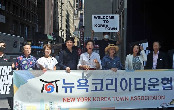 [뉴욕=연합뉴스] 김민선 한인이민사박물관장(중앙)과 캐럴린 멀로니 하원 감독개혁위원장(우측 세번째)