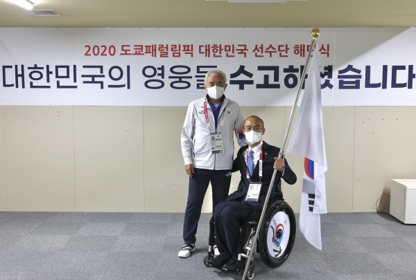 주원홍 선수단장(왼쪽), 정진완 대한장애인체육회장, 사진｜대한장애인체육회