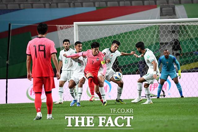 7일(화) 밤 8시 수원월드컵경기장에서 열리는 2022 카타르 월드컵 아시아지역 최종예선 조별리그 A조 2차전 경기인 대한민국(홈)-레바논(원정)전을 대상으로 한 축구토토 매치 12회차 게임이 발매된다. 사진은 0-0을 기록한 한국-이라크전./남용희 기자