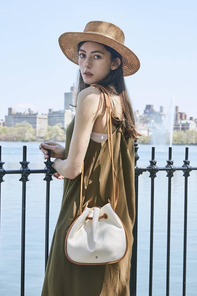 가죽과 캔버스 소재가 조화된 복조리 형태 ‘퍼핀 캔버스’백, 호재.