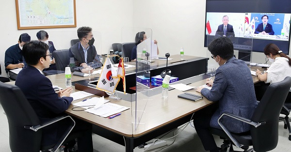 여한구 산업통상자원부 통상교섭본부장이 6일 오전 정부세종청사 산업부 영상회의실에서 간 킴 용(Gan Kim Yong) 싱가포르 통상산업부 장관과 화상 회담을 하고 있다. (사진=산업통상자원부)