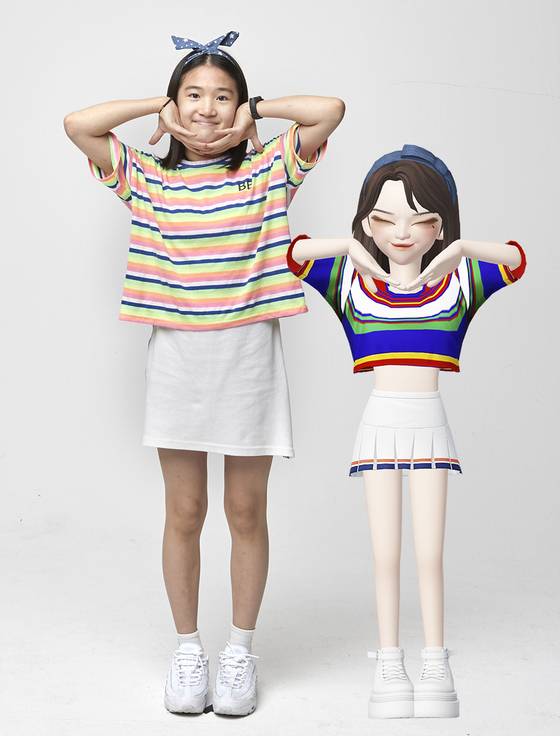“내가 먼저? 아바타가 먼저?” 자신의 제페토 아바타와 같은 포즈를 취한 이하람 학생기자.
