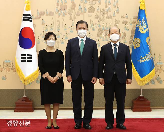 문재인 대통령이 6일 청와대에서 송두환 국가인권위원장에게 임명장을 수여하고 송 위원장 내외와 기념사진을 촬영하고 있다. 청와대사진기자단