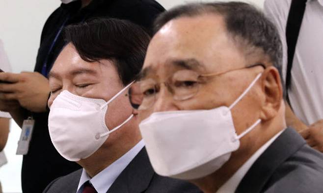 5일 오후 서울 여의도 국민의힘 중앙당사에서 열린 공정경선 서약식 및 선관위원장-경선 후보자 간담회에 참석한 윤석열 후보가 눈을 감고 있다. 오른쪽은 국민의힘 선거관리위원장 사임 의사를 밝힌 정홍원 위원장. 뉴시스