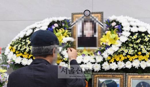 공군 내 성추행과 2차 가해로 인해 사망한 이모 중사의 아버지 이모씨가 지난달 31일 경기 성남 국군수도병원 장례식에 마련된 빈소에서 딸의 영정사진을 향해 흰 국화꽃을 건네고 있다.도준석 기자 pado@seoul.co.kr