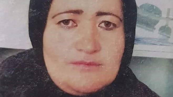 아프가니스탄의 여성 경찰관 바누 누가르의 친척들은 탈레반 대원들에 의해 구타당하고 총으로 쏴 살해된 그녀가 임신 8개월의 몸이었다고 증언했다.바누 누가르 가족 제공영국 BBC 홈페이지 캡처