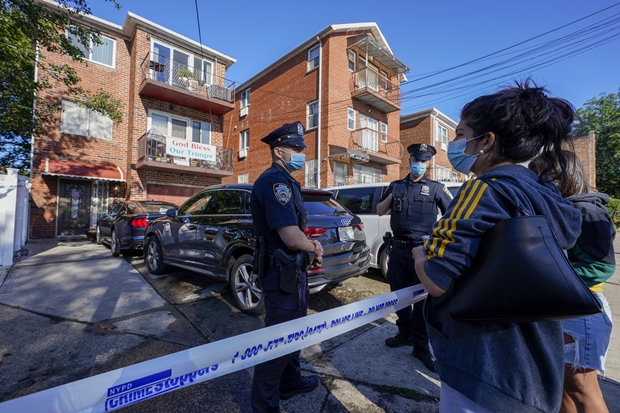 이민자 가족이 살았던 지하방 바로 윗집 주민 데보라 토레스(맨 오른쪽)가 2일 경찰과 이야기를 나누고 있다./AP 연합뉴스